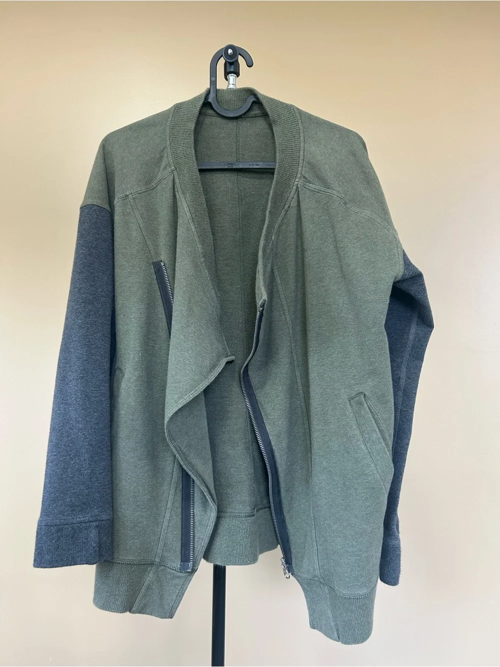 Lululemon Asymmetric Zip Sweatshirt with Charcoal Sleeves (size 4)